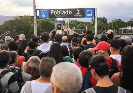El hueco que se hizo en las vías del tren y por el cual se suspendió el servicio de la línea A del metro de Medellín colapsó los accesos a la estación Poblado. FOTO: Camilo Suárez, EL COLOMBIANO