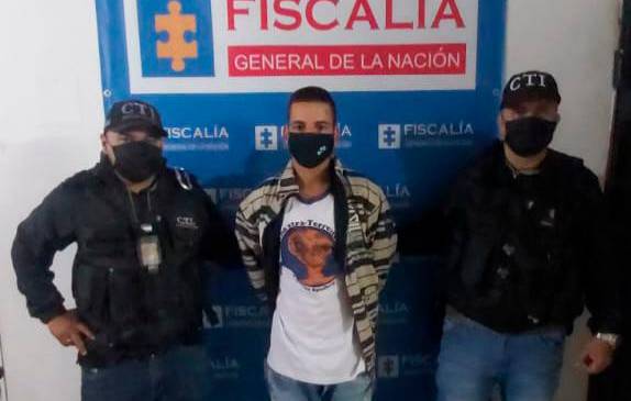 Así presentó el CTI Rionegro la captura de Diego Alzate, imputado por matar e incinerar, presuntamente, a un joven de 18 años. FOTO: CORTESÍA FISCALÍA.