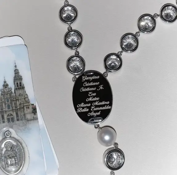El comentado rosario de siete millones de euros que llevó Georgina a la Met Gala, ¿guiño a su boda con Cristiano? 