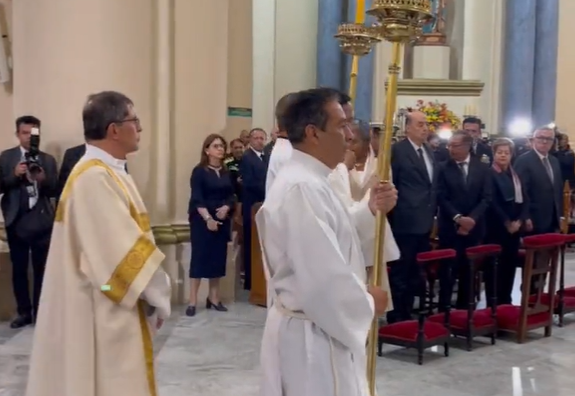 El mandatario y varios integrantes de su gabinete en la ceremonia religiosa. FOTO: Captura de video