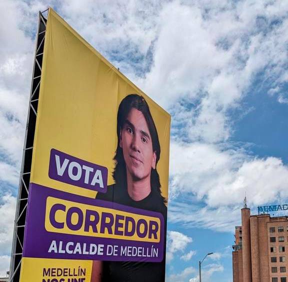 ¿Cómo hace Albert Corredor para llenar con la publicidad de su campaña cada rincón de Medellín?