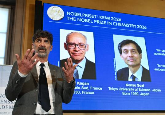 Henri Kagan, de 95 años y profesor emérito en la Universidad de París-Saclay, y Kenso Soai, de 76 años y docente en la Universidad de Ciencias Naturales de Tokio, ganaron el Nobel de Química 2026. FOTO AFP