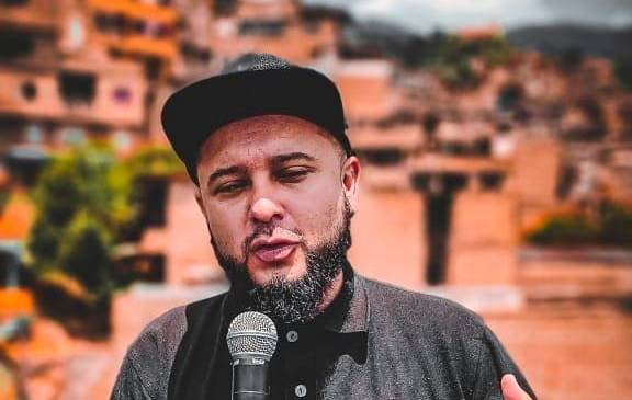 El líder social de la Comuna 13, Dayro Andrés Hidalgo, es uno de los jóvenes que aparece en los carteles de la Policía. FOTO: Tomada de la cuenta de Instagram @kbalac13