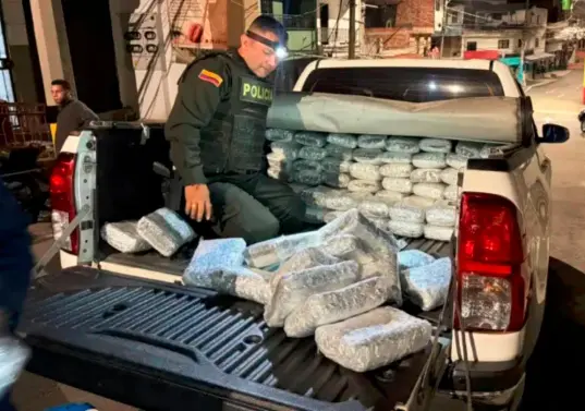 Esta era la camioneta interceptada por las autoridades con más de media tonelada de marihuana en La Maruchenga, Bello. FOTO: CORTESÍA POLICÍA METROPOLITANA