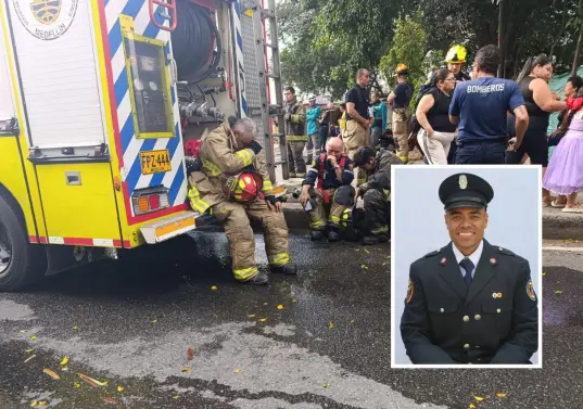 Los bomberos que estaban atendiendo la conflagración registrada dentro de una casa del barrio Toscana, de Medellín, lamentando la muerte de su compañero Iván Darío Posada Gómez, de 34 años. FOTOS:<b> CORTESÍA</b>