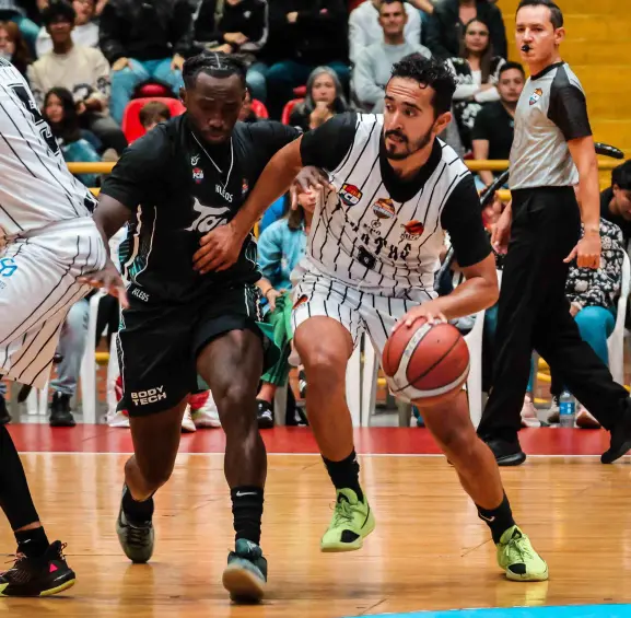 Felipe Soler, de uniforme blanco, jugador de Piratas de Bogotá sufrió una lesión delicada de su rodilla izquierda, mientras disputaba el tercer partido de la final de la Liga Profesional. FOTO CORTESÍA DPB