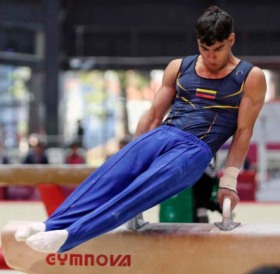 El gimnasta colombiano Ángel Barajas en acción en el Mundial de Róterdam, en el que está en dos finales individuales y por equipos con sus compañeros de Selección.FOTO CORTESÍA COC