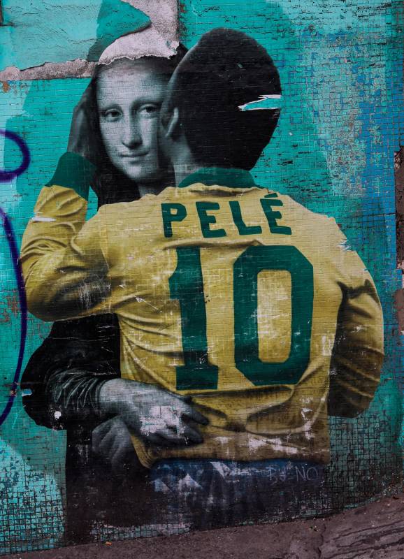 Obra de arte callejera de Luis Bueno, conocido como BuenoCaos, que representa al futbolista Pelé abrazando a Mona Lisa como homenaje al jugador durante su 80 cumpleaños el 22 de octubre de 2020 en Sao Paulo, Brasil. Foto Getty