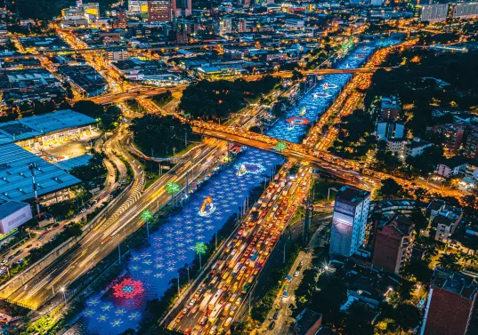 Panorámica nocturna de Medellín iluminada por los alumbrados navideños a lo largo del río, una tradición que cada año reúne a millones de personas en torno a la luz, el arte y la tecnología. 2022. FOTO: Juan Sebastián Carvajal Beltrán