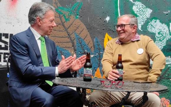 Los dos firmantes de la paz se tomaron una cerveza mientras conversaron. FOTO: Cortesía La Trocha - Cerveza Artesanal.