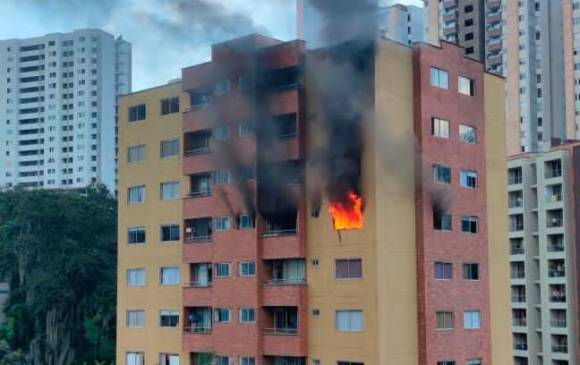 La conflagración se presentó en un apartamento del piso 9 del edificio Balcones de Fidelena. FOTO CORTESÍA 