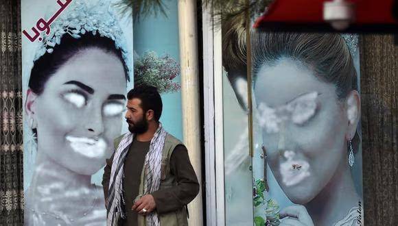 La prohibición de salones de belleza hará perder su ingreso a unas 60.000 mujeres. Uno de los salones de belleza en Kabul completamente vandalizado. FOTO: AFP