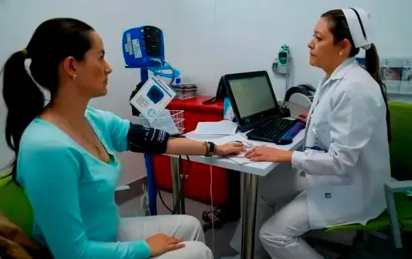 En Colombia el sistema de salud reconoce un pago más alto por la afiliación de mujeres entre los 19 y 44 años. FOTO COLPRENSA