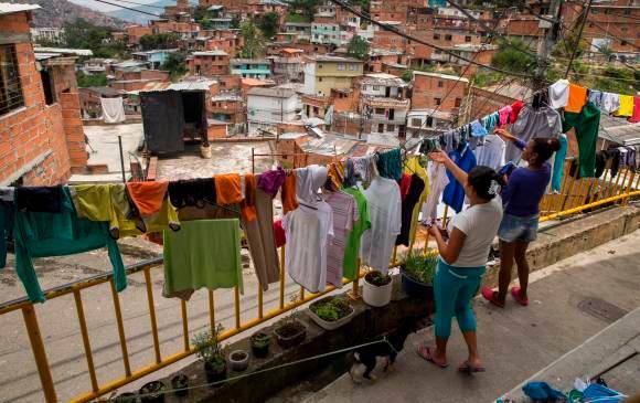 Con la entrega de las lavadoras se busca reducir la pobreza de tiempo de las mujeres que cargan mayoritariamente con tareas domésticas y de cuidado no remunerado. FOTO el colombiano