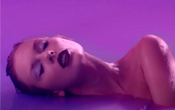 Taylor Swift en el video de su canción Lavender Haze. FOTO Captura de pantalla