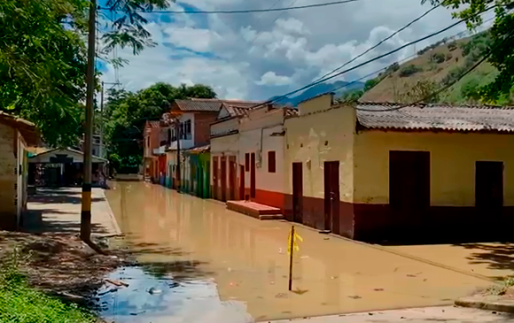 En Bolombolo se desbordó el río Cauca. Foto: Cortesía Alcaldía de Venecia. 