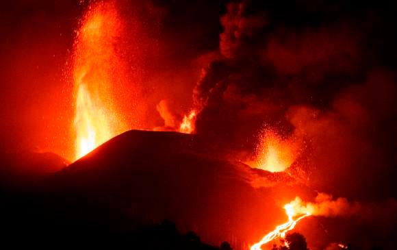Cumbre Vieja, en España, aumenta irrigación de lava desde que entrará en erupción, el pasado 19 de septiembre. Foto EFE