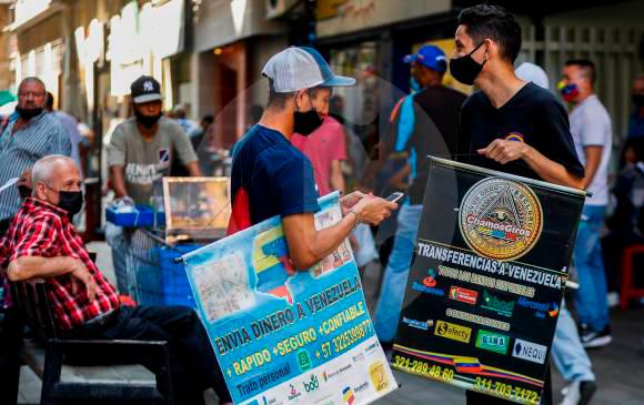 En Medellín, por ejemplo, algunos migrantes envían remesas a su país de manera informal. FOTO Manuel Saldarriaga