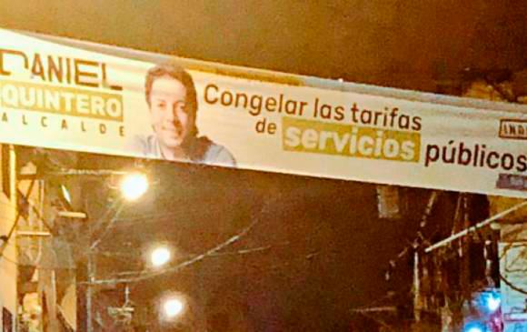 La promesa en campaña de Daniel Quintero de congelar las tarifas de los servicios públicos continúa siendo un sueño que se quedó en el papel para la mayoría de los usuarios de EPM en Medellín. Pasacalle de la campaña de 2019.