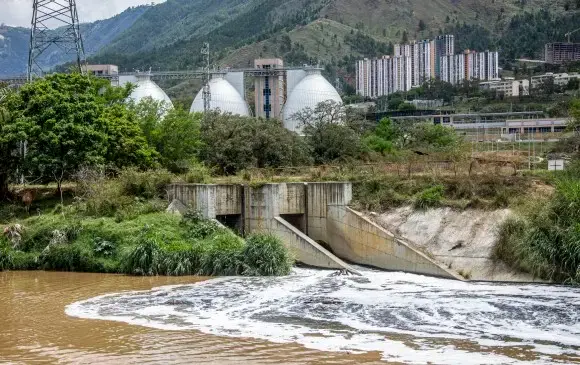 Investigaciones diversas han encontrado presencia de bacterias con resistencia y también de antibióticos al ingreso y salida de las plantas de tratamiento de aguas residuales. Se han convertido, en consecuencia, en reservorio de bacterias patógenas que evolucionan rápidamente. FOTO: EL COLOMBIANO