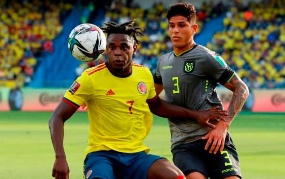 Duván Zapata busco el gol por todos los medios; un remate suyo ayudó al lucimiento del arquero Alexánder Domínguez Foto: EFE