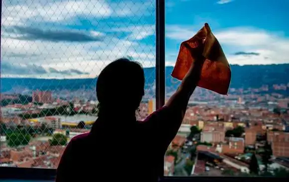 Medellín lidera la formalización del trabajo doméstico, 54% de empleadas con contrato y derechos. FOTO: Juan Antonio Sánchez.