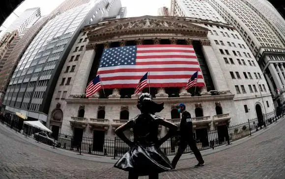 La situación de Venezuela también podría poner a prueba el papel del dólar estadounidense como activo refugio, especialmente en un entorno de volatilidad del petróleo y de flexibilización monetaria por parte de la Reserva Federal. Foto: AFP