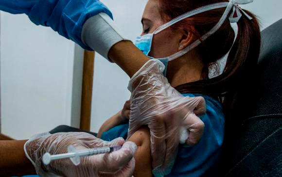 Las personas más susceptibles al virus –las de las etapas 1 y 2 del Plan Nacional de Vacunación– están habilitados para recibir el refuerzo desde el 24 de noviembre FOTO JULIO CÉSAR HERRERA