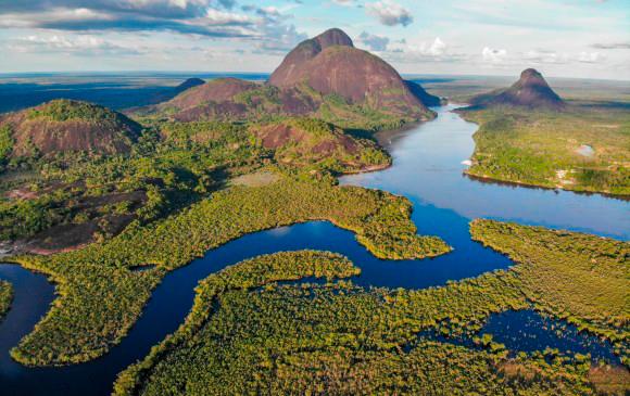 Imagen del imponente y bello paisaje de los cerros de Mavecure, donde se une la selva amazónica, con los llanos de la Orinoquia. FOTO CORTESÍA WWW.SAWA.TRAVEL