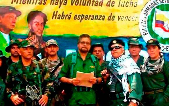 Luciano Marín Arango, alias “Iván Márquez” (centro), fundó la Segunda Marquetalia después de traicionar el proceso de paz con las Farc y huir a Venezuela. FOTO: ARCHIVO.