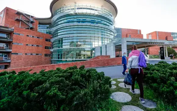 Hospitales como el San Vicente Fundación (en la foto) y Pablo Tobón Uribe han volcado parte de su oferta a pacientes extranjeros. FOTO MANUEL SALDARRIAGA