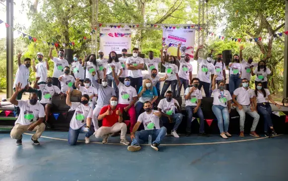 Jóvenes del Bajo Cauca y Urabá, dos de las nueve subregiones de Antioquia que podrán postular iniciativas en la convocatoria “Consejos de Paz en Acción 2025”. Las propuestas ganadoras recibirán un reconocimiento de hasta $10 millones en especie para fortalecer la construcción de paz territorial. Foto, Carlos Velázquez. 