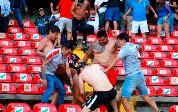 Además de las capturas, la Federación Mexicana de Fútbol anunció un paquete de sanciones que incluyen la prohibición del ingreso a los estadios de las barras involucradas en la riña. FOTO: EFE