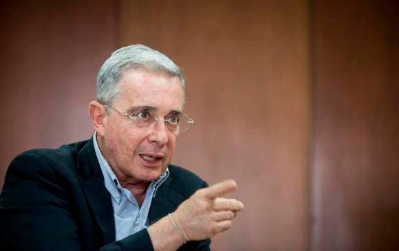 El expresidente Uribe seguirá en calidad de imputado en el proceso que se adelanta en su contra en el sistema penal acusatorio. Foto: Esteban Vanegas