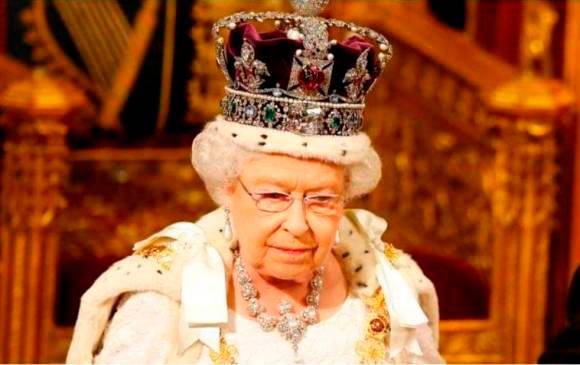 De acuerdo a la información suministrada por la Casa Real, Isabel II tiene síntomas leves similares a los de un resfriado. FOTO EFE