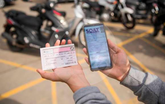 La normatividad vigente exige que los conductores porten el Soat, sea físico o digital. FOTO: Archivo. 