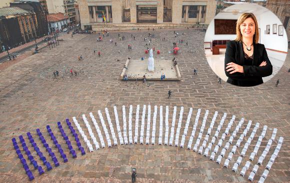 En la presentación de la estrategia de ONU Mujeres, liderada por Bibiana Aído (foto detalle), se ilustró el Congreso. Las sillas moradas son las curules de mujeres. FOTO CORTESÍA