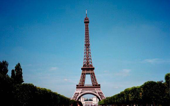 La Torre Eiffel de París es uno de los lugares de reunión durante las fiestas de fin de año, que este 31 no se llevarán a cabo por cuenta de ómicron FOTO Archivo
