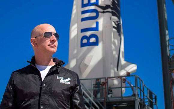Jeff Bezos, fundador de Amazon, junto a uno de los cohetes de, otra de sus compañías, Blue Origin. Foto: EFE