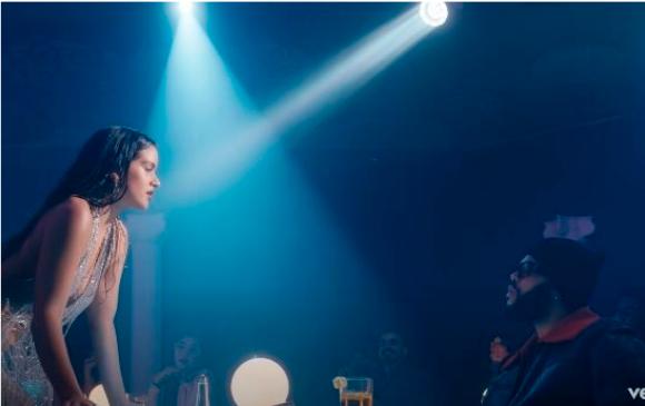 Rosalía y The Weeknd interpretan La fama. FOTO Captura de video