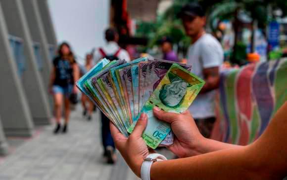 El bolívar en Venezuela perdió su valor, la gente los regala en las calles de Medellín. FOTO: Jaime Pérez