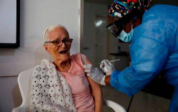 Se han hecho visitas a los hogares geriátricos del Valle de Aburrá para inmunizar a los mayores de 80 a domicilio. Foto: Camilo Suárez.