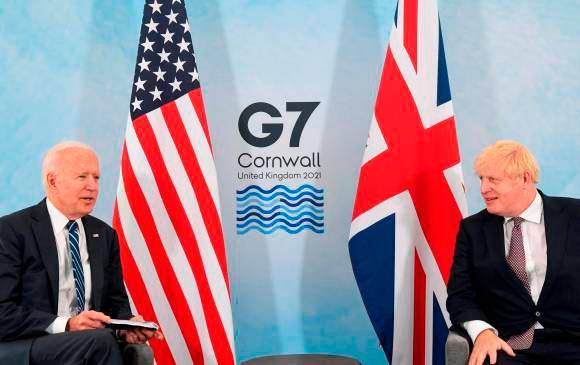 El presidente Joe Biden (der.) convenció a Boris Johnson y el resto de líderes del G7 para lanzar un plan que contrarreste el avance de los últimos meses por parte de China. FOTO EFE
