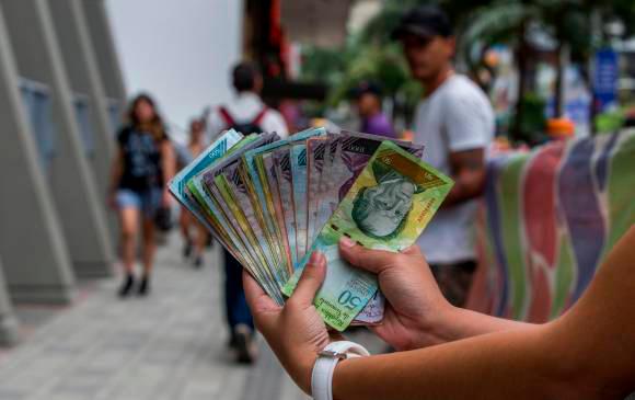 El bolívar en Venezuela perdió su valor, la gente los regala en las calles de Medellín. FOTO: Jaime Pérez