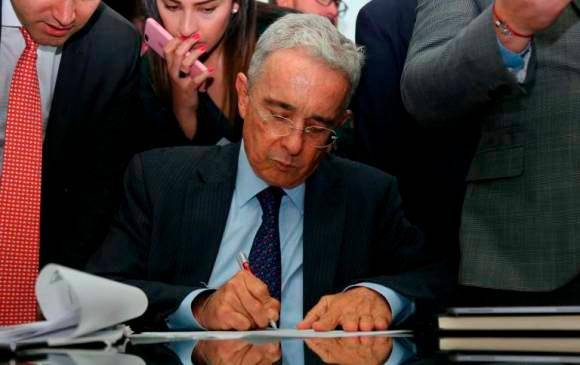 El expresidente Álvaro Uribe presentó su primer borrador para alcanzar un Acto Legislativo que disponga la amnistía general en Colombia. FOTO Colprensa
