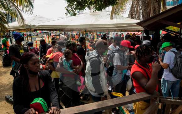 Más de 160 migrantes siguen llegando a diario a Necoclí para cruzar la selva del Darién. FOTO Camilo Suárez