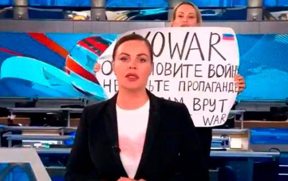 Estas imágenes se hicieron virales en redes, allí se ve la periodista Ovsianikova sosteniendo un cartel mientras gritaba “detengan la guerra”. FOTO: CAPTURA DE PANTALLA