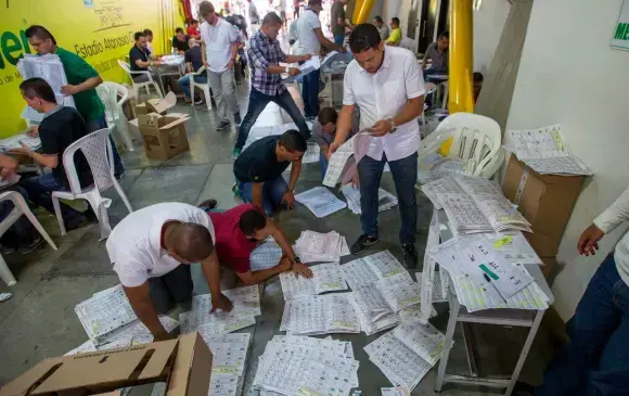 Funcionarios revisan actas durante el escrutinio electoral, etapa clave que valida los resultados oficiales tras el preconteo en Colombia. Foto: Archivo EL COLOMBIANO 