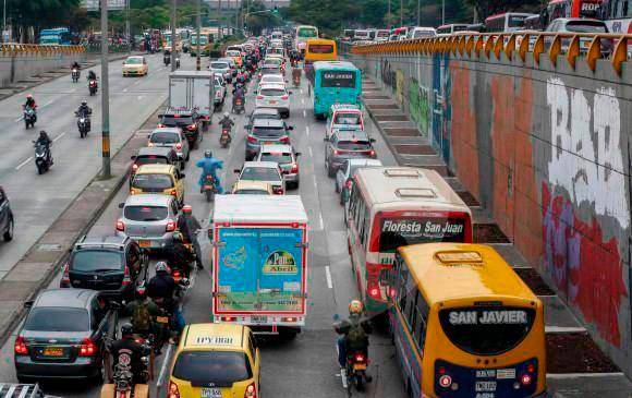 No se haga el rebelde, si lo pescan tendría que sacar medio millón de pesos. FOTO: EL COLOMBIANO