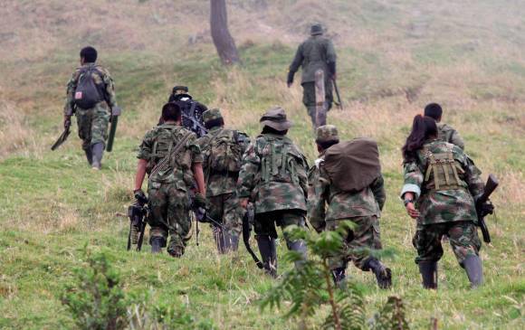 Hombres de las disidencias de las Farc en el territorio del departamento del Cauca. FOTO: COLPRENSA